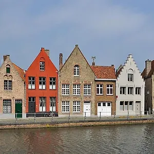 With Carparking, Bicycles And Small Breakfast Couette-café